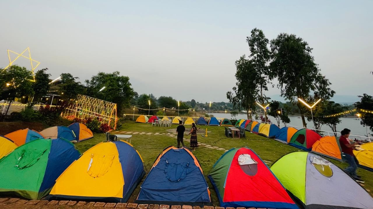 lake shore camping image